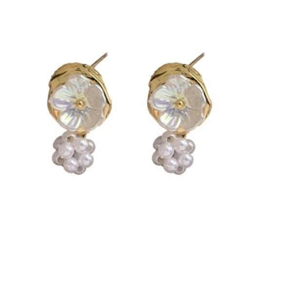 18k Gold Plated and Pearl Flower Earrings - Picture 6 of 10